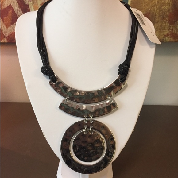 Bold silver tone necklace - Picture 1 of 1